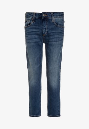 Jeans de mezclilla azul oscuro con corte recto, cinco bolsillos y cierre de botón. Presentan ligeros desgastes y detalles de costura en contraste.