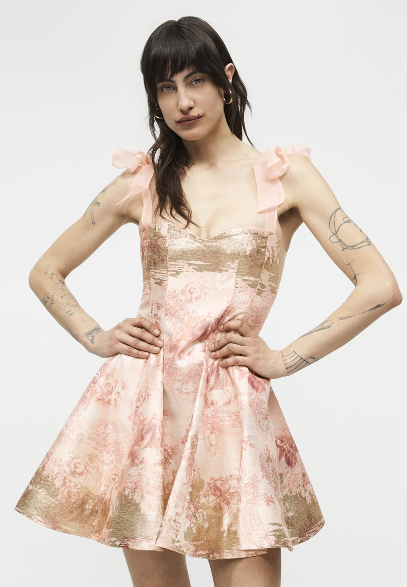 Alice + Olivia SUMMER FULL CURVED BUST DRESS - Cocktail dress / Party dress  - english rose toile/light pink - Zalando.ie