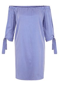 Schulterfreies Kleid in Blau- und Weißstreifen, mit 3/4-Ärmeln und gebundenen Akzenten sowie einer lockeren Passform. Glatte Stofftextur.
