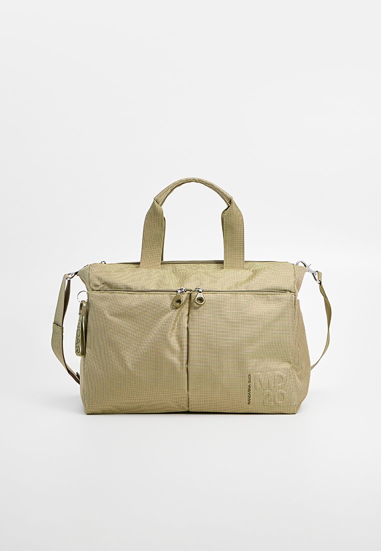 Borsa in tessuto color nocciola con due manici corti, tracolla regolabile, chiusura con zip e tasca frontale con zip e dettaglio del logo.