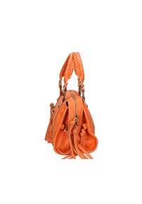 Borsa a tracolla in pelle arancione con manici intrecciati, chiusura con zip e dettagli laterali intricati. Presenta un colore vivace e una texture morbida.