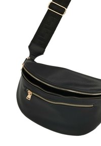 Borsa a tracolla in pelle nera a granuli con due tasche con zip dorate e una ampia tracolla nera regolabile con un motivo geometrico testurizzato.
