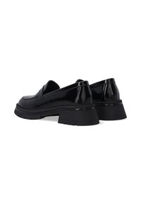 Zwarte gepatineerde leren loafers met een chunky hak, met een gladde textuur en ronde neus, ontworpen voor eenvoudig aan- en uittrekken.