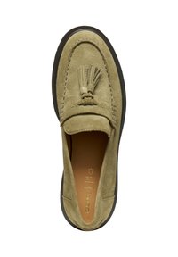 Mocassini in suede verde oliva con dettaglio a nappina, dotati di soletta imbottita e suola in gomma nera a contrasto. Silhouette pulita e slanciata.