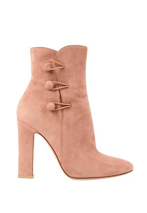 Hellbrauner Veloursleder-Stiefelette mit hohem Blockabsatz und drei dekorativen Schlaufen mit Knöpfen auf der Außenseite.