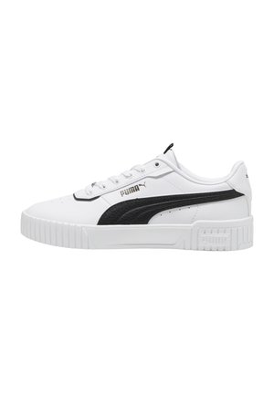 Zapatillas blancas con una franja negra de Puma, con un acabado de cuero texturizado, punta redonda, frente de cordones y suela de goma gruesa.