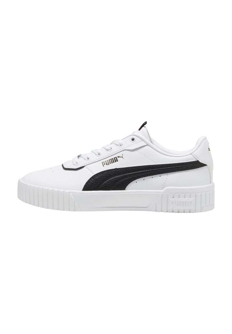 Zapatillas blancas con una franja negra de Puma, con un acabado de cuero texturizado, punta redonda, frente de cordones y suela de goma gruesa.
