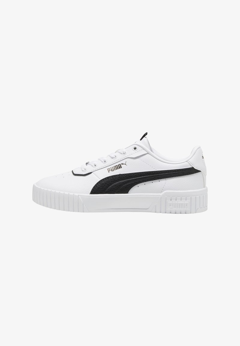 Baskets blanches avec une rayure noire Puma, présentant une finition en cuir texturé, un bout arrondi, un laçage à l'avant et une épaisse semelle en caoutchouc.