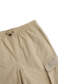 Bežové ľahké cargo šortky s elastickým pásom, stiahnutím, prešitými detailami a bočnou kapsou s logom značky.