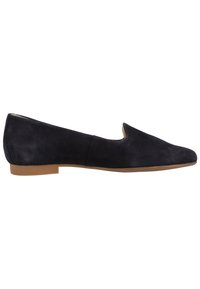 Mocassin plat en daim noir avec petit talon et bout pointu, vue de profil latéral sur fond blanc.