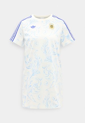 Balta sporta krekls ar īsām piedurknēm, gaiši zilām ziedu rakstām, purpura Adidas svītrām uz pleciem un Argentīnas Futbola asociācijas logo.