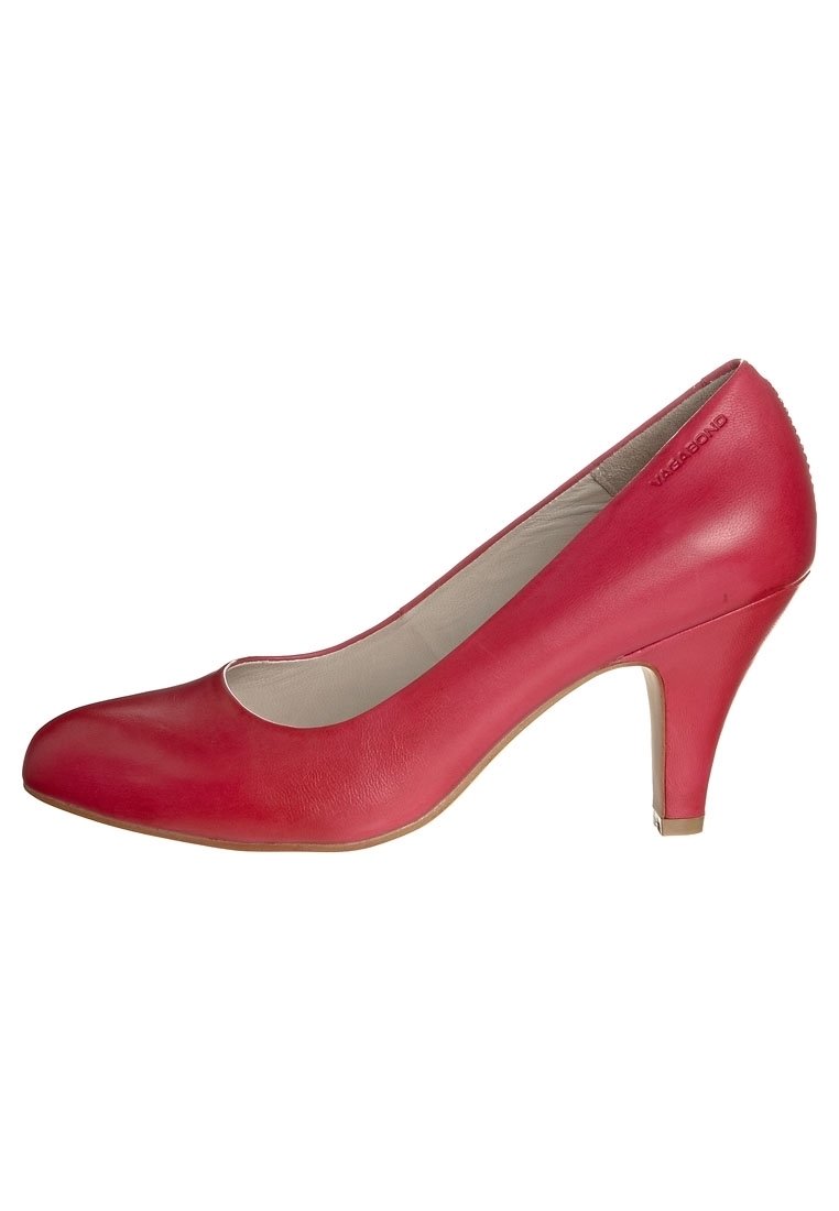 Chaussure à talon haut en cuir rouge avec un bout arrondi et une texture lisse. Présente un décolleté bas et un talon effilé. Design classique.