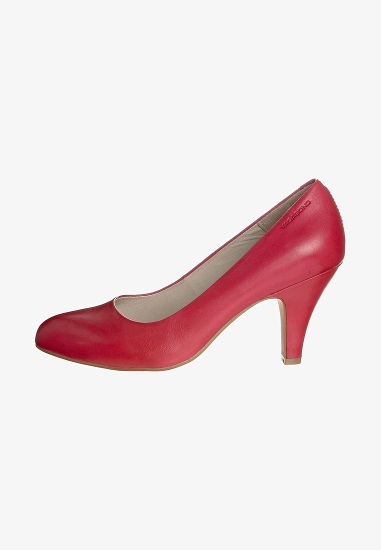 Chaussure à talon haut en cuir rouge avec un bout arrondi et une texture lisse. Présente un décolleté bas et un talon effilé. Design classique.