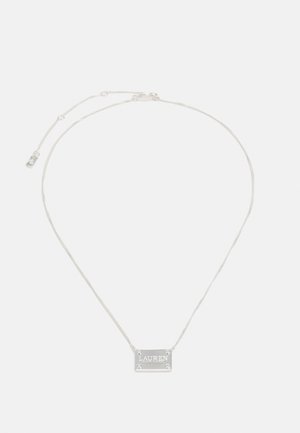 Collar de plata con un colgante rectangular grabado con "LAUREN" y cuatro pequeñas piedras de acento. Cadena fina con longitud ajustable.