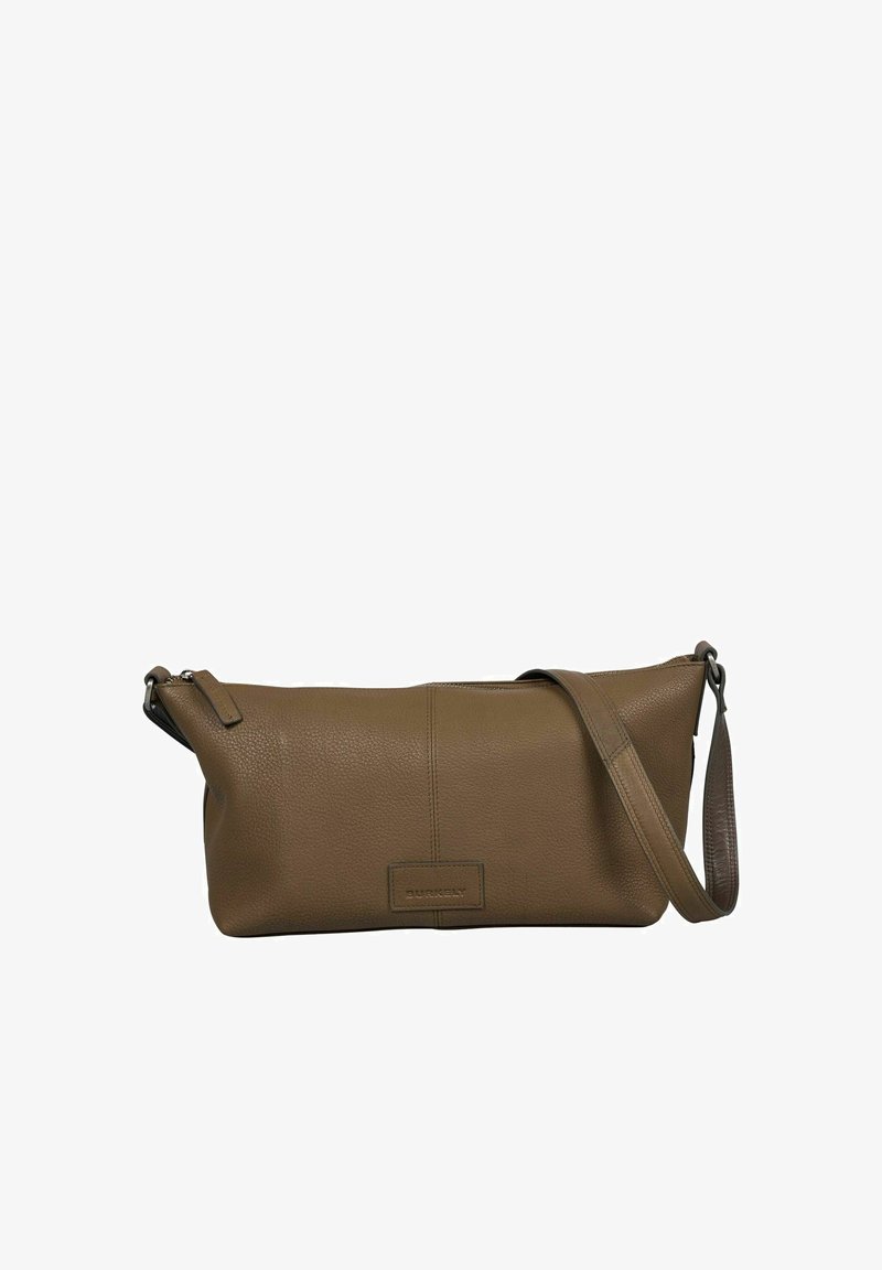 Sac à bandoulière en cuir marron avec surface texturée et bandoulière ajustable, présentant un patch logo central cousu.
