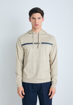 Beige hoodie met een kangoeroezak, voorzien van een horizontale marineblauwe streep en het "BOSS"-logo over de borst. Zachte, gladde textuur.