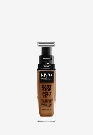 Fond de teint à couvrance totale NYX Can't Stop Won't Stop en "Warm Honey." Bouteille en verre avec pompe noire ; forme carrée ; finition mate. 30 mL.