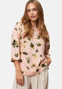 Blusa floreale in morbido tessuto rosa, con maniche 3/4, decorata da motivi floreali gialli e verdi, e un design a vestibilità rilassata.