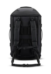 Czarny plecak z wyściełanymi szelkami, wzmocnionymi uchwytami i teksturowanym materiałem. Posiada regulowane paski i wiele komór.