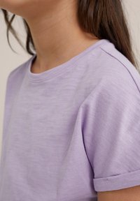 WE Fashion KNOOPDETAIL - Print T-shirt - Apdrukāts T-krekls - violet