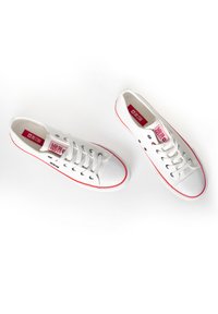 Weiße Leinensneaker mit roten Akzenten, runde Zehenpartie, Gummisohle und Schnürdesign. Mit "BIG STAR" Branding auf der Zunge.