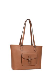 Borsa tote in pelle marrone con due manici, forma piatta, tasca frontale con fibbia in metallo e dettagli di cucito a contrasto.