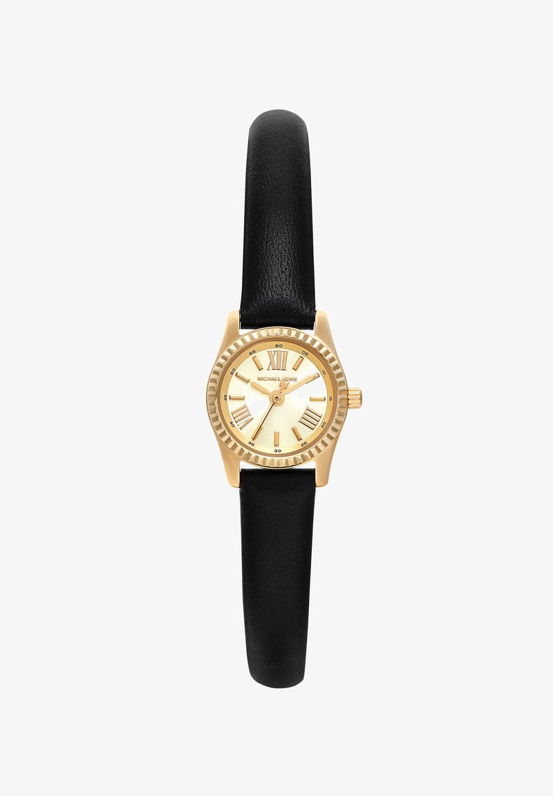 Reloj de oro con correa de cuero negra, esfera redonda, números romanos y tres manecillas que indican las 12:08:36.