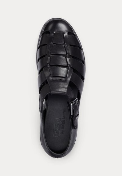 Fekete bőr horgászpapucs zárt orral, állítható csatos pánttal és dombornyomott "Polo by Ralph Lauren" talpbetéttel.