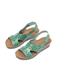Sandalias de cuero verde con diseño perforado, con correa ajustable en el talón, plantilla acolchada y suela de cuña baja tipo corcho.
