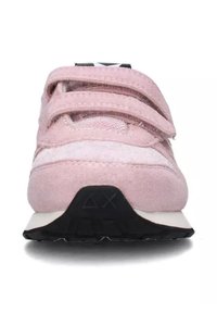 Růžové semišové boty s kulatou špičkou, vyznačující se dvěma suchými zipy, bílými akcenty a strukturovanou černou gumovou podešví.