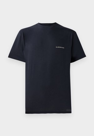 T-shirt en coton bleu marine à manches courtes, col rond, avec un petit logo blanc sur la partie gauche de la poitrine. Texture lisse, coupe standard.