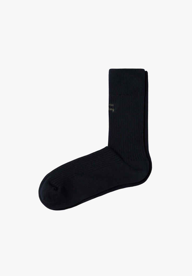 Un par de calcetines negros de canalé, doblados cuidadosamente con un texto sutil bordado cerca del puño superior sobre un fondo blanco.