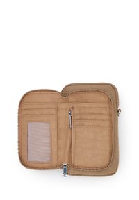 Portafoglio di stoffa marrone aperto, che mostra diversi slot per carte, una finestra per l'ID in rete e un compartimento con zip all'interno.