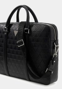 Borsa per laptop in pelle nera con motivo geometrico testurizzato, doppi manici, tracolla staccabile e dettagli in metallo color argento.