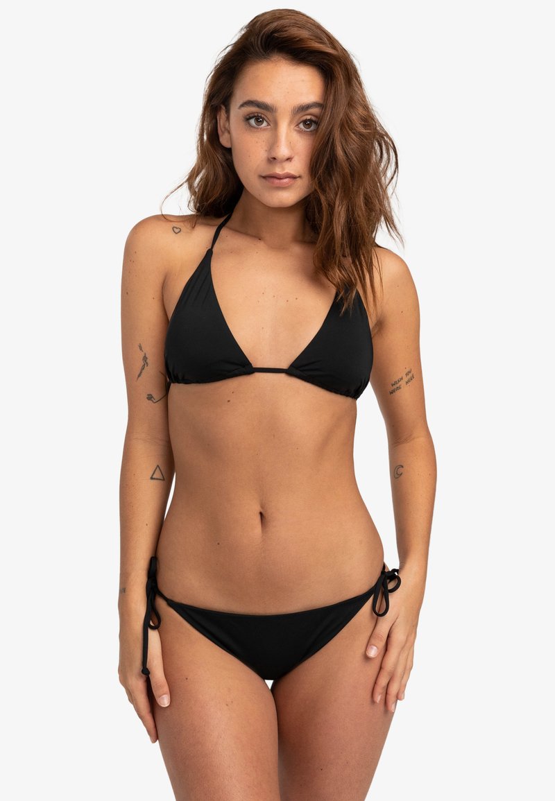 Svart bikini-i-set som har en triangulär topp med tunna band och en låg midja med knytning på sidorna. Slät tygtextur.