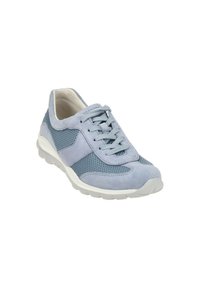 Zapatilla de color azul claro con materiales de gamuza y malla. Presenta una punta redonda, cierre con cordones y suela de goma texturizada.