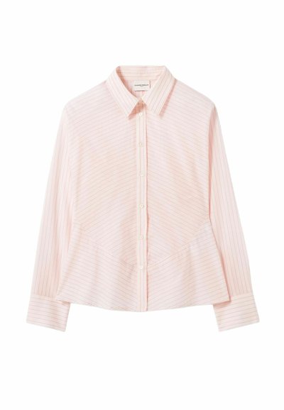 Blusa para mujer de color rosa claro con botones, rayas diagonales finas, mangas largas, cuello puntiagudo y detalles ajustados en la cintura.