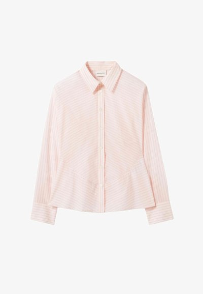 Blusa para mujer de color rosa claro con botones, rayas diagonales finas, mangas largas, cuello puntiagudo y detalles ajustados en la cintura.