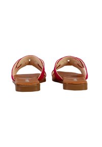 Rode platte sandalen met twee brede banden, een gladde beige voetbed en een bruine textuur-zool. Open achterkant ontwerp, geschikt voor casual gebruik.