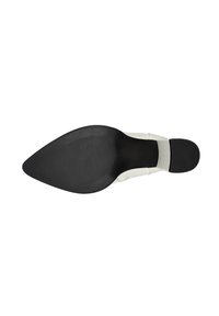 Zapato de tacón blanco con punta afilada y parte superior de tela texturizada. Cuenta con una suela de goma negra con patrones lineales para mayor agarre.