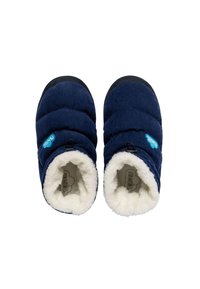 Zapatillas de color azul marino con un exterior acolchado, forro blanco de felpa y suela de goma. Presenta un pequeño logo azul en el lateral.