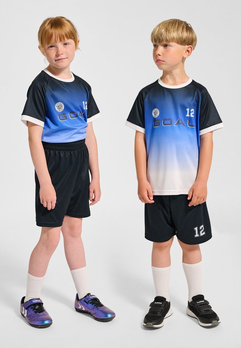 Ungdomsidrottskläder i ett set som inkluderar en gradiente tröja i blått till svart med texten "GOAL" och nummer 12, kompletterad med matchande svarta shorts.