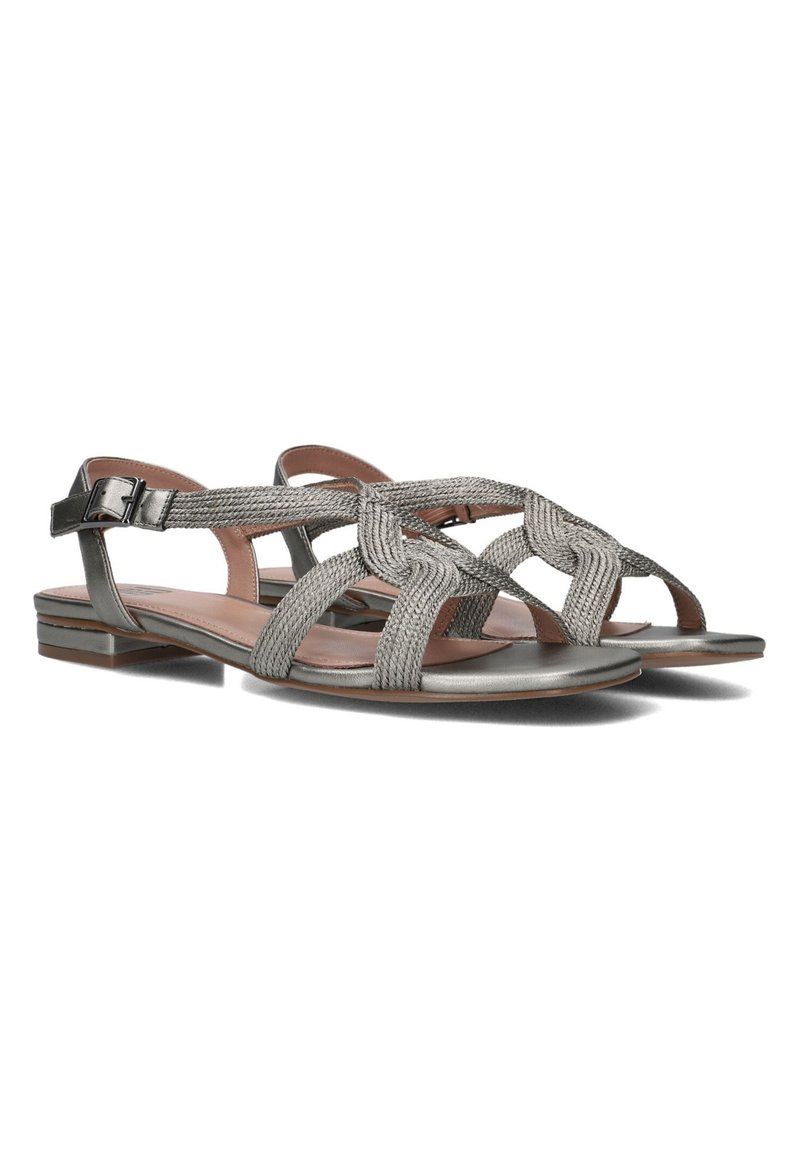 Grijze metalen sandalen met gevlochten textielbandjes, open teen ontwerp, enkelgesp en een vlakke houten zool met minimalistische accenten.