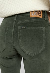 Lee MARION - Vaqueros rectos - olive_gray