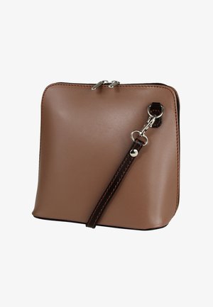 Bruine handtas van synthetisch leer met een vierkante vorm, dubbele zilveren rits en afneembare riem met oranje stikdetails.