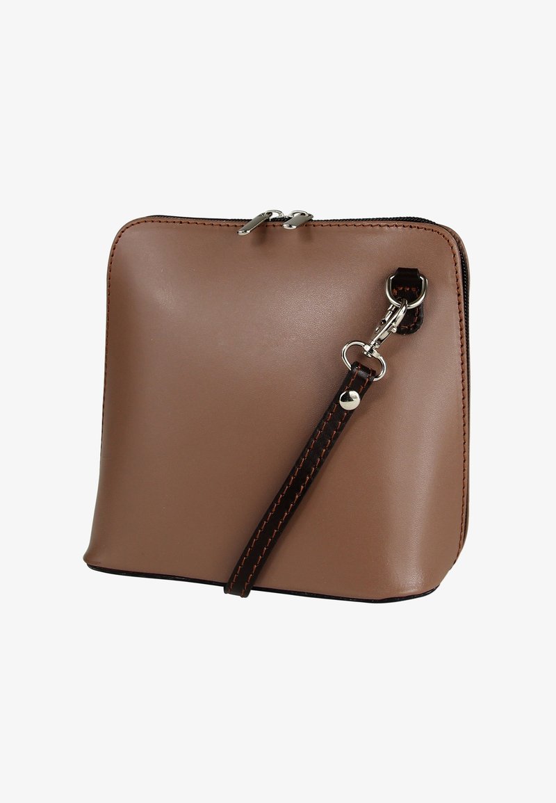 Bruine handtas van synthetisch leer met een vierkante vorm, dubbele zilveren rits en afneembare riem met oranje stikdetails.