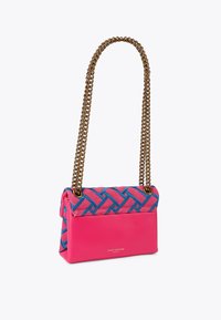 Borsa a mano rosa con una parte superiore testurizzata e patterned blu e rosa, con una tracolla in oro e una base rosa liscia e uniforme.