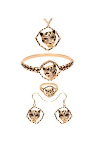Zlatý šperkový set s motivem hlav leopardů. Obsahuje náušnice, náramek a prsten se černými skvrnami a akcenty z rhinestone.