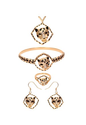Gouden sieradenset met ontwerpen van een luipaardkop. Bevat oorbellen, een armband en een ring met zwarte vlekken en strass accenten.
