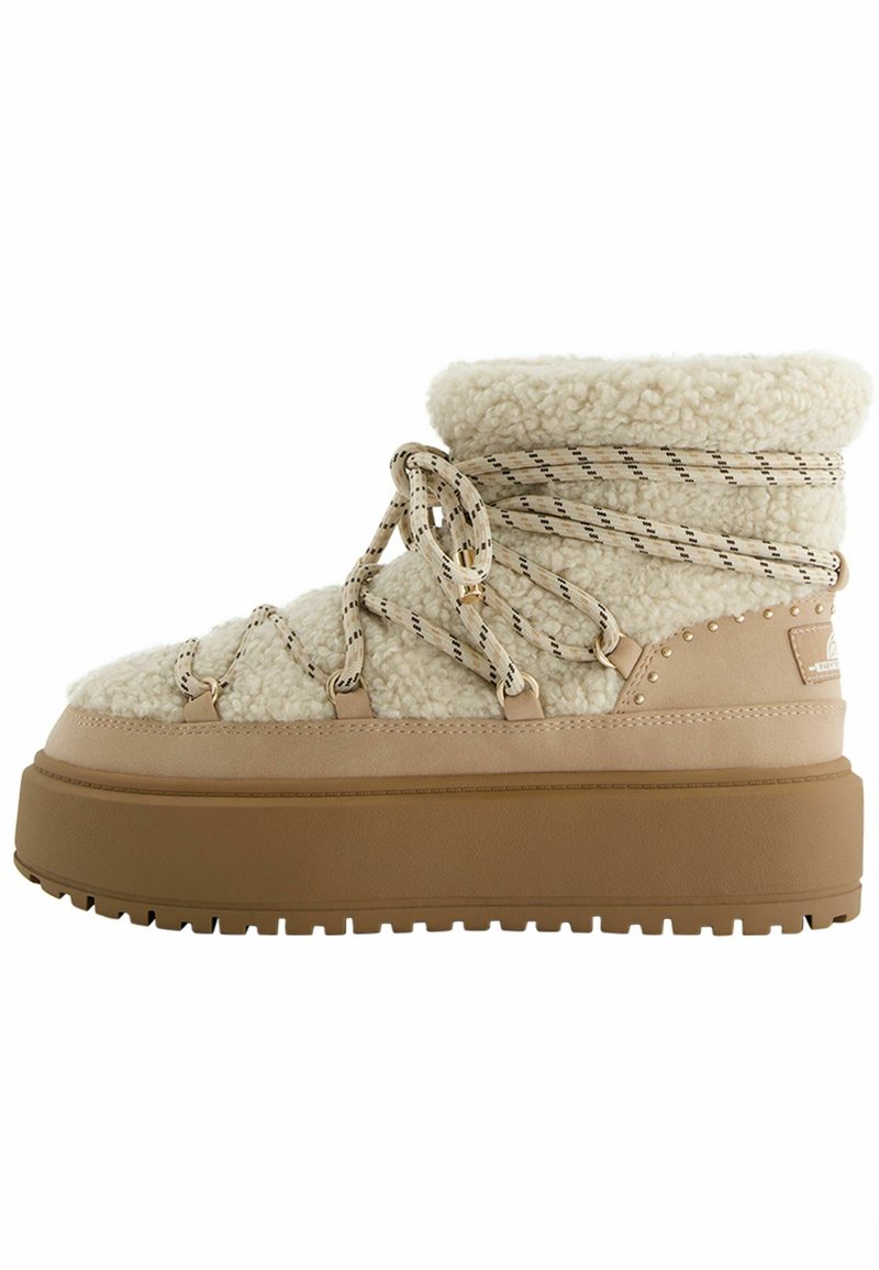 Bershka Snowboots meerkleurig